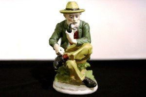 Capodimonte porselen pipo içen yaşlı adam heykeli.  Y:22cm.