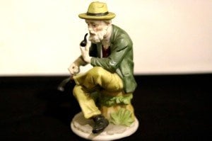 Capodimonte porselen pipo içen yaşlı adam heykeli.  Y:22cm.