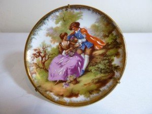 Limoges imzalı porselen el boyaması tabak. Ç:8.5 cm