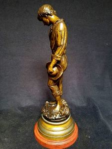 Ranieri (1865 - ca. 1929) ANGELUS imzalı tutya satıcı çocuk heykeli  Y: 47 cm.