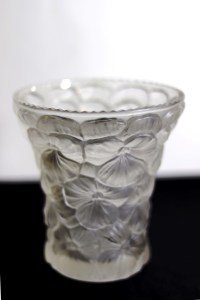 Desna  art deco  el üflemesi, yüzeyi kabartma desenli bohem cam vazo. Boy:15cm. Ağız çapı:13cm.