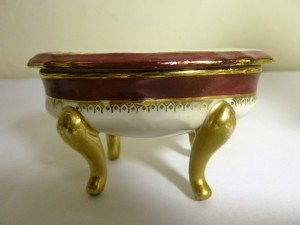 Limoges imzalı porselen kapaklı mücevher kutusu. Boy 12x8cm.