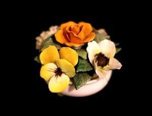Capodimonte el işçiliği porselen çiçek sepeti. İmzalı. Y:8 cm. Çapı: 8cm.