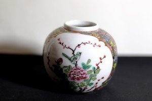 Porselen, yüzeyi el boyaması çiçek desenli  vazo. İmzalı. Y:11cm. Ağız çapı:5cm. Çapı: 10 cm.