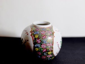 Porselen, yüzeyi el boyaması çiçek desenli  vazo. İmzalı. Y:11cm. Ağız çapı:5cm. Çapı: 10 cm.