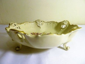 Rosenthal imzalı porselen el boyaması meyvelik. Çapı 19 cm.