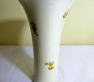 Augarten Wien imzalı porselen vazo. Y.19cm.