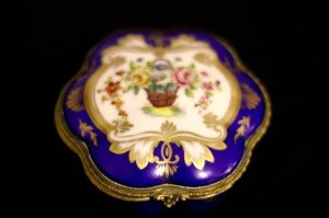 Meissen imzalı el boyaması kapaklı porselen mücevher kutusu. Çapı: 10cm.