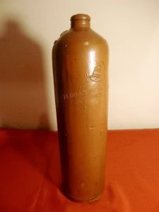 Kilden yapılmış kulplu bolls şişesi.İmzalı  19. Y.y.  Y:32 cm.