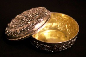 Gümüş, tuğralı ve sah damgalı, Osmanlı dönemi yüzeyi el işçilikli şekerlik 534gr. Ağız Çapı. 17cm.