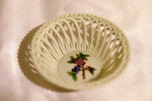 Herend imzalı el boyaması çiçek dekorlu çift porselen  çerezlik. Çapı: 12cm. Y:5 cm.