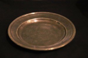 Christofle damgalı gümüş kaplama, kenerları kalem işi  servis tabağı 19.Yy  Çapı 30cm.