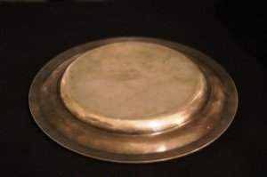 Christofle damgalı gümüş kaplama, kenerları kalem işi  servis tabağı 19.Yy  Çapı 30cm.