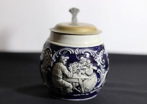 Alman imalat damgalı, yüzeyine el boyaması yaşam tarzı teması  işlenmiş  metal kapaklı, porselen tankard Y:13cm.