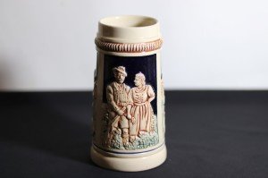 Alman porseleni, yüzeyine el boyaması yaşam tarzı teması işlenmiş Alman damgalı   tankard Y:17,5 cm.