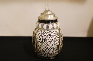 Alman imalat damgalı, yüzeyine el boyaması figüratif desenler  işlenmiş  metal kapaklı, porselen tankard Y:22cm.