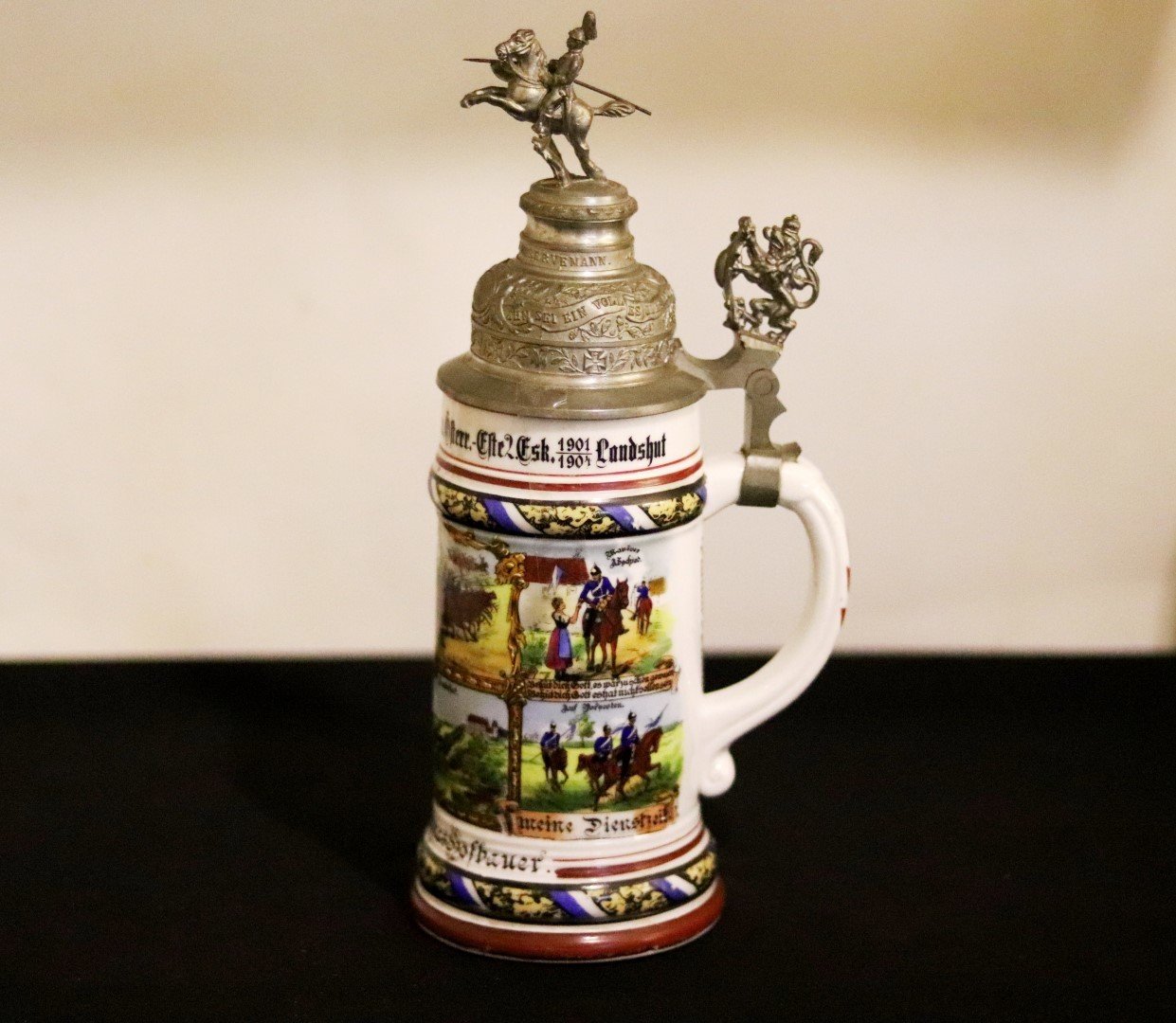 Alman üretici damgalı, yüzeyine el boyaması askeri  temalar  işlenmiş  metal kapaklı, porselen tankard Y:32cm.