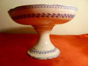 Tuscan imzalı porselen el boyaması ayaklı servis tabağı.  İmzalı. 19 Y.y. Y:13,5 cm.