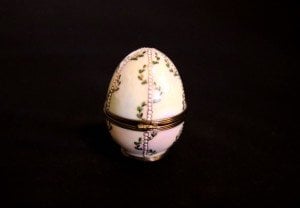 Kısıtlı sayıda üretilmiş, porselen el boyaması yumurta formunda mücevher kutusu. İmzalı Y:6,5cm.