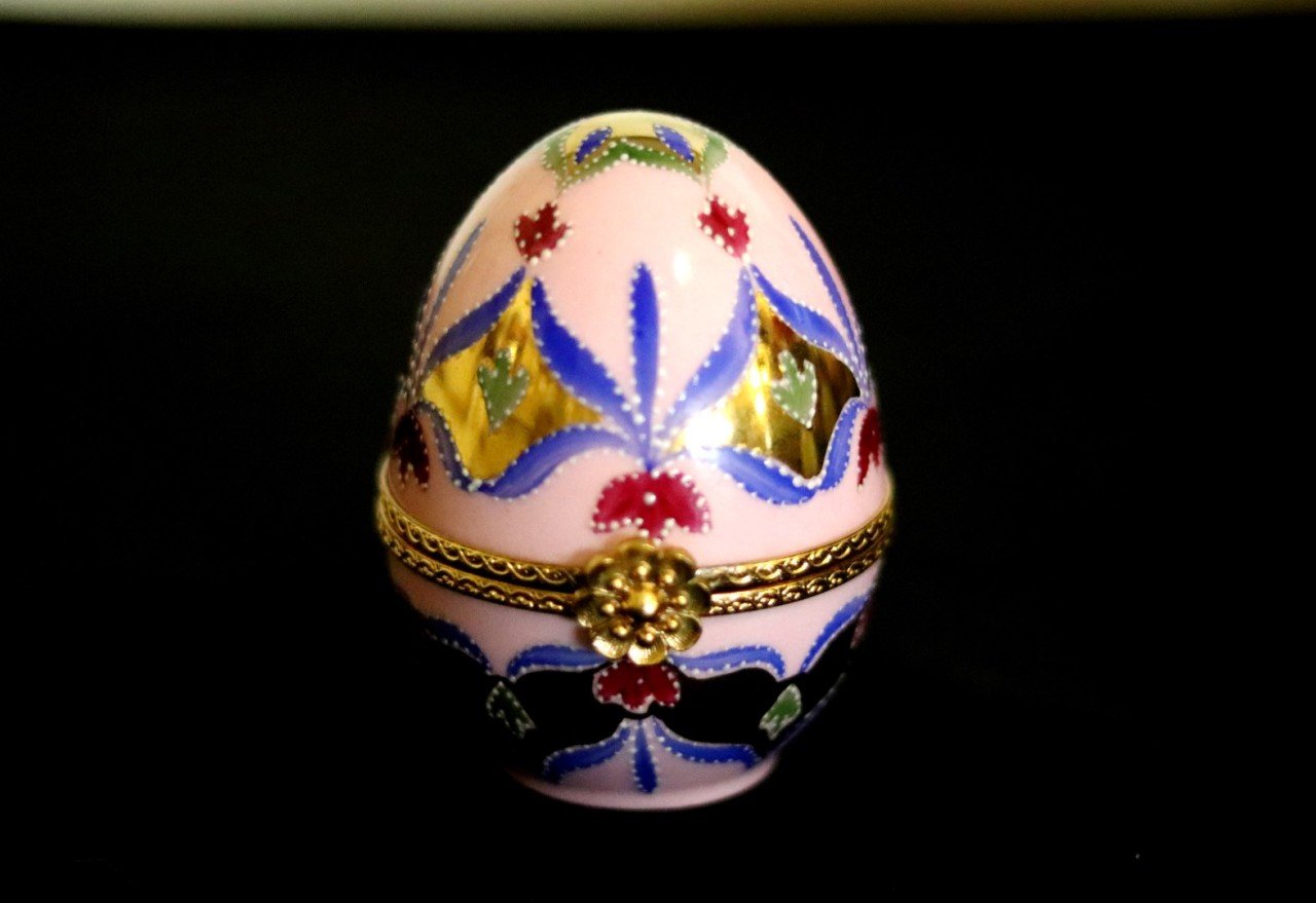 Özel üretim, porselen el boyaması, mine işlemeli yumurta formunda mücevher kutusu. İmzalı Y:9,5cm.