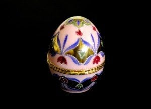 Özel üretim, porselen el boyaması, mine işlemeli yumurta formunda mücevher kutusu. İmzalı Y:9,5cm.