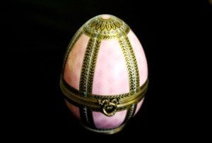 Kısıtlı sayıda üretilmiş, porselen el boyaması yumurta formunda mücevher kutusu. İmzalı Y:12,5cm.