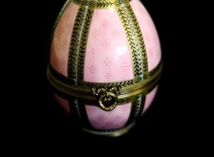 Kısıtlı sayıda üretilmiş, porselen el boyaması yumurta formunda mücevher kutusu. İmzalı Y:12,5cm.