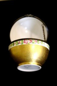Kısıtlı sayıda üretilmiş, altın vermeyli, porselen el boyaması yumurta formunda mücevher kutusu. İmzalı Y:15cm.