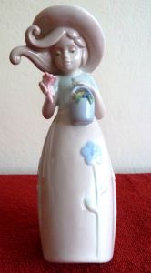 Porselen el boyaması çiçekçi kız. Damgalı Y:20cm