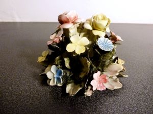 Capodimonte çiçek buketi. İmzalı. Y:8 cm