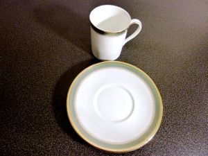 Porselen kahve fincan ve tabağı. 19 Y.y. İmzalı