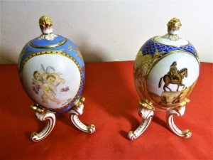 Meissen imzalı el boyaması kapaklı porselen çift vazo. Y:17cm.