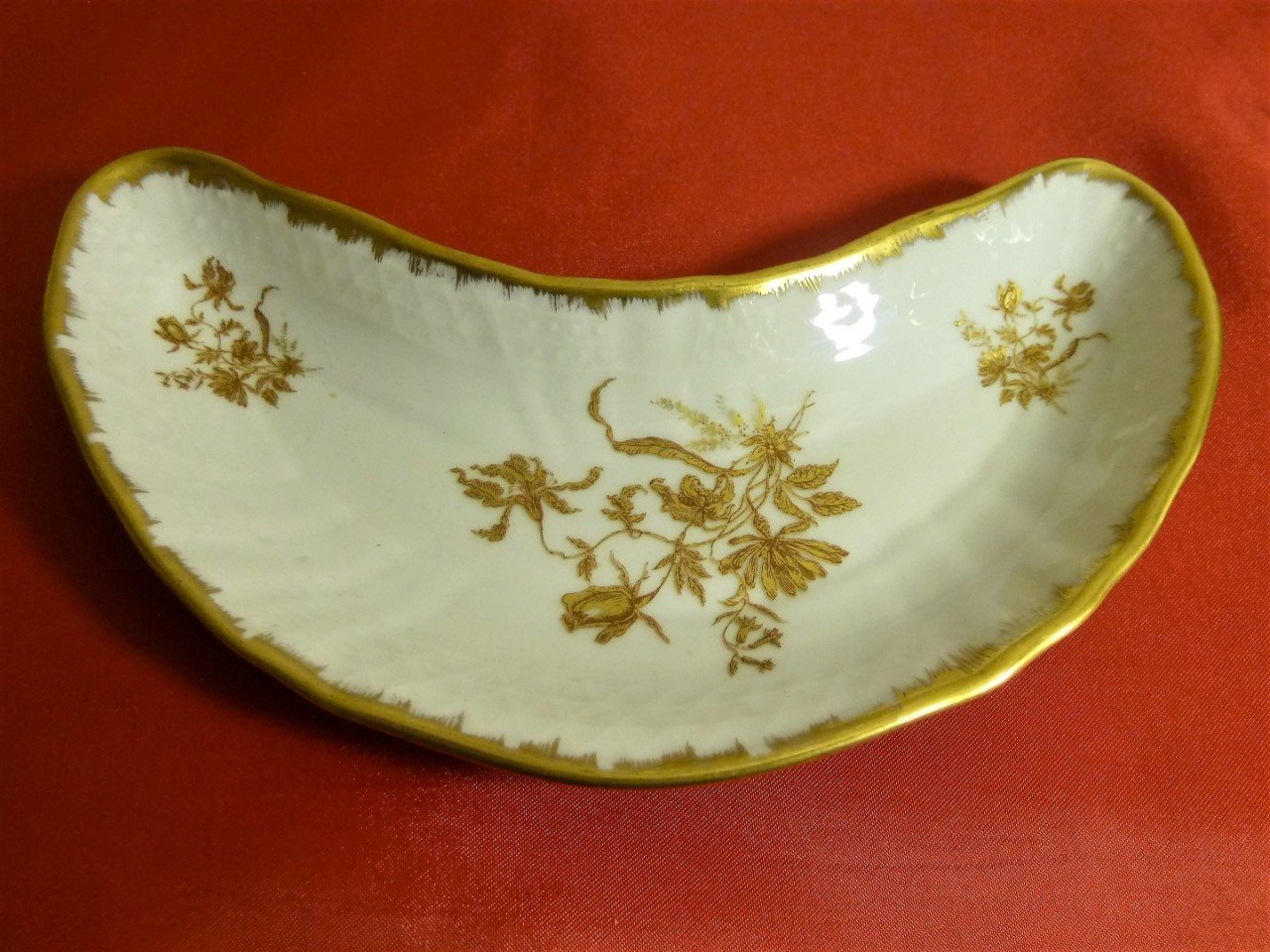 Sevres imzalı altın vermeyli el boyaması çerezlik. 20x8.5cm.