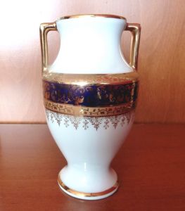 Porselen altın yaldız işli vazo. Limoges damgalı. Y:15cm.