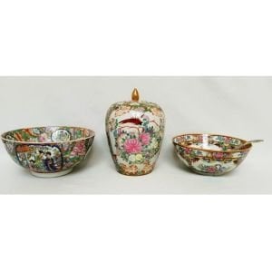 Eski Çin porseleni 4 parçalık set. 2 kase , 1 kavanoz, 1 kaşık. Tamamı imzalı. Ağız Çapı 25cm Y 12cm