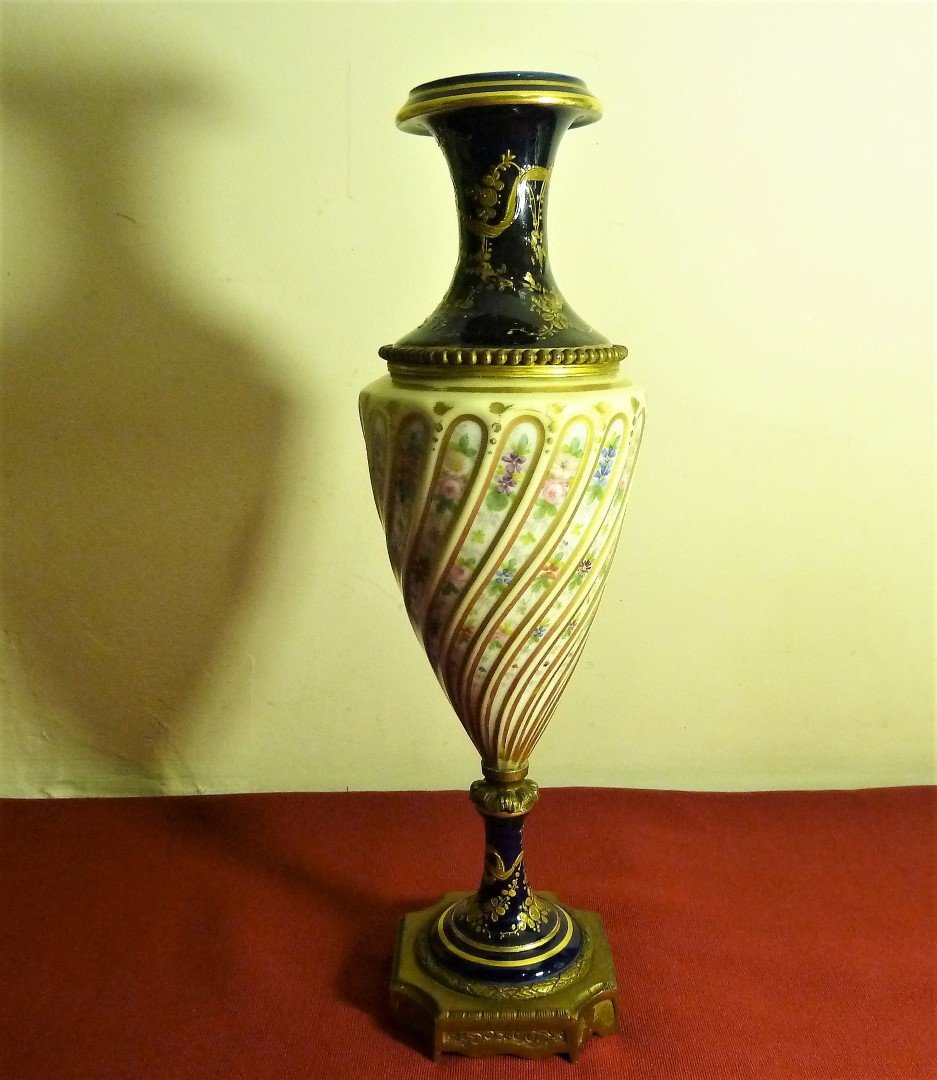 Sevres imzalı tabanı bronz kaideli el boyaması porselen vazo. 19 Y.y. Y:34cm.