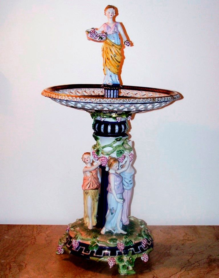 Meissen imzalı porselen centerpiece üç bayan figürlü  Y:81 cm.  Ç:43 cm.