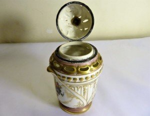 Sevres imzalı porselen el boyaması Osmanlı dönemi kapaklı lokumluk. Y:15cm. Ağız çapı:6cm.
