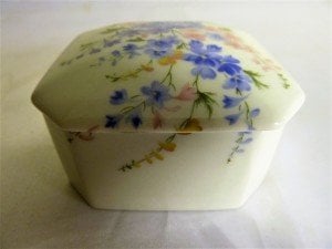 Limoges imzalı el boyaması porselen mücevher kutusu. 8x8cm. Y 4cm.