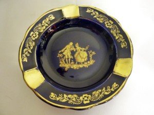 Limoges imzalı altın vermeyli porselen çift küllük. Çapı 12cm.
