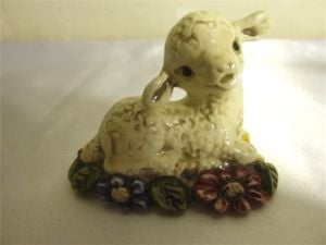 Goebel imzalı porselen el boyaması kuzu figürlü biblo. Y. 5,5cm.