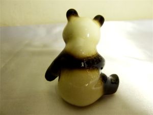 Goebel imzalı porselen el boyaması panda figürlü biblo. Y. 7cm.