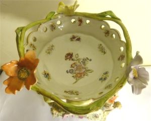 Sevres imzalı el yapımı ve el boyaması porselen centerpice. 19.Y.y. Y 36cm Taban 11x25cm