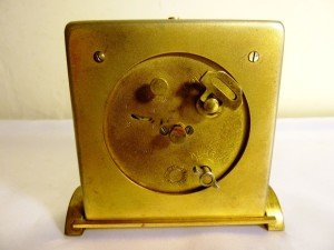 Zenith marka bronz alarmlı, kurmalı masa saati. Orijinal kutusunda. Ebatı:8,5x8,5 cm