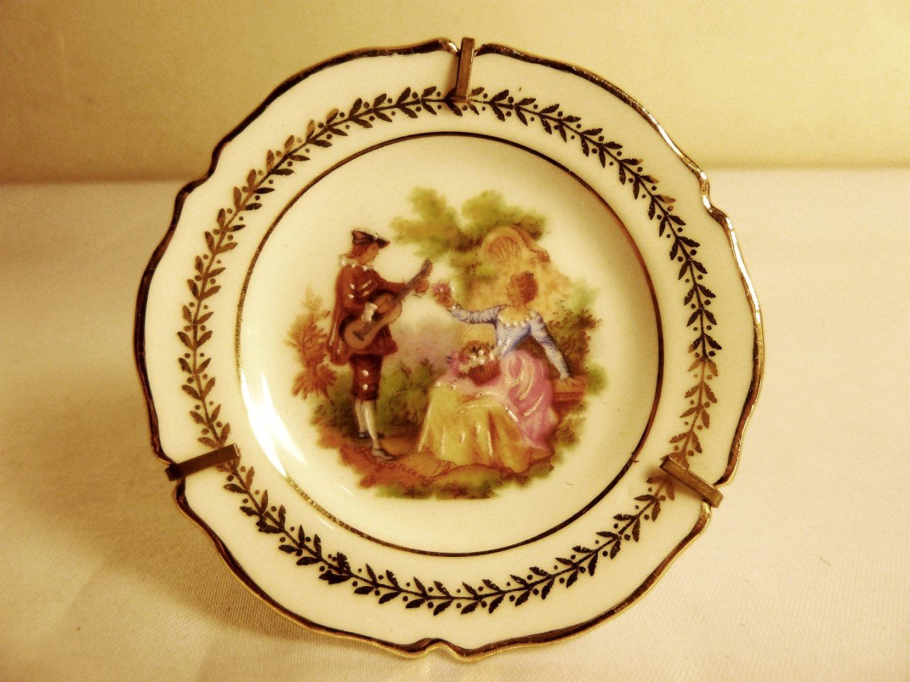 Limoges Fragonard sanatçı imzalı el boyaması porselen tabak. Ç:6,5cm