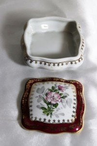 Limoges imzalı el boyaması porselen kapaklı şekerlik. 10x10cm Y.4cm.