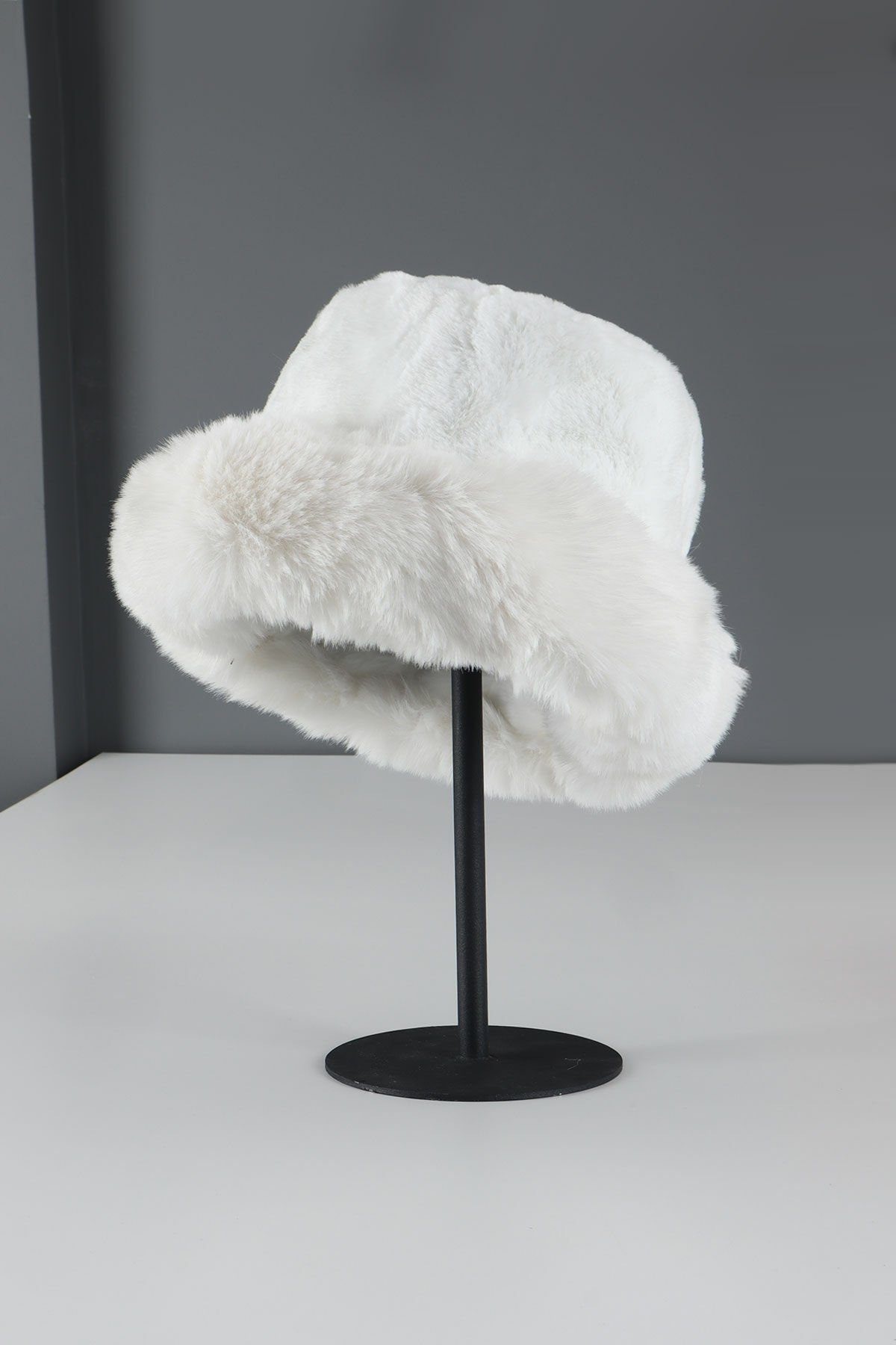 Beyaz Kürk Yuvarlak Şapka Peluş Bucket Şapka