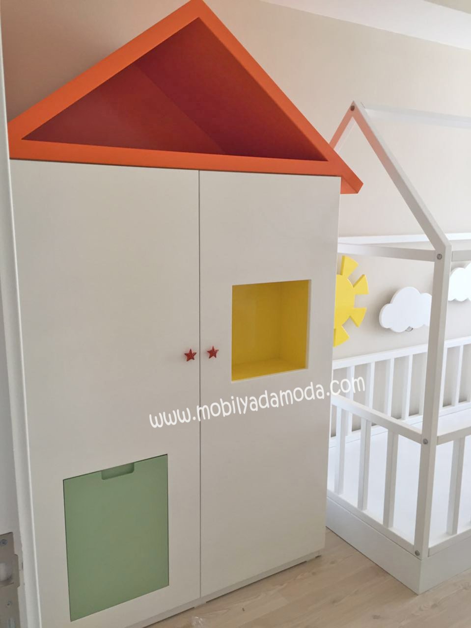 Ev Çatılı Montessori Dolap 2 Kapılı Raflı