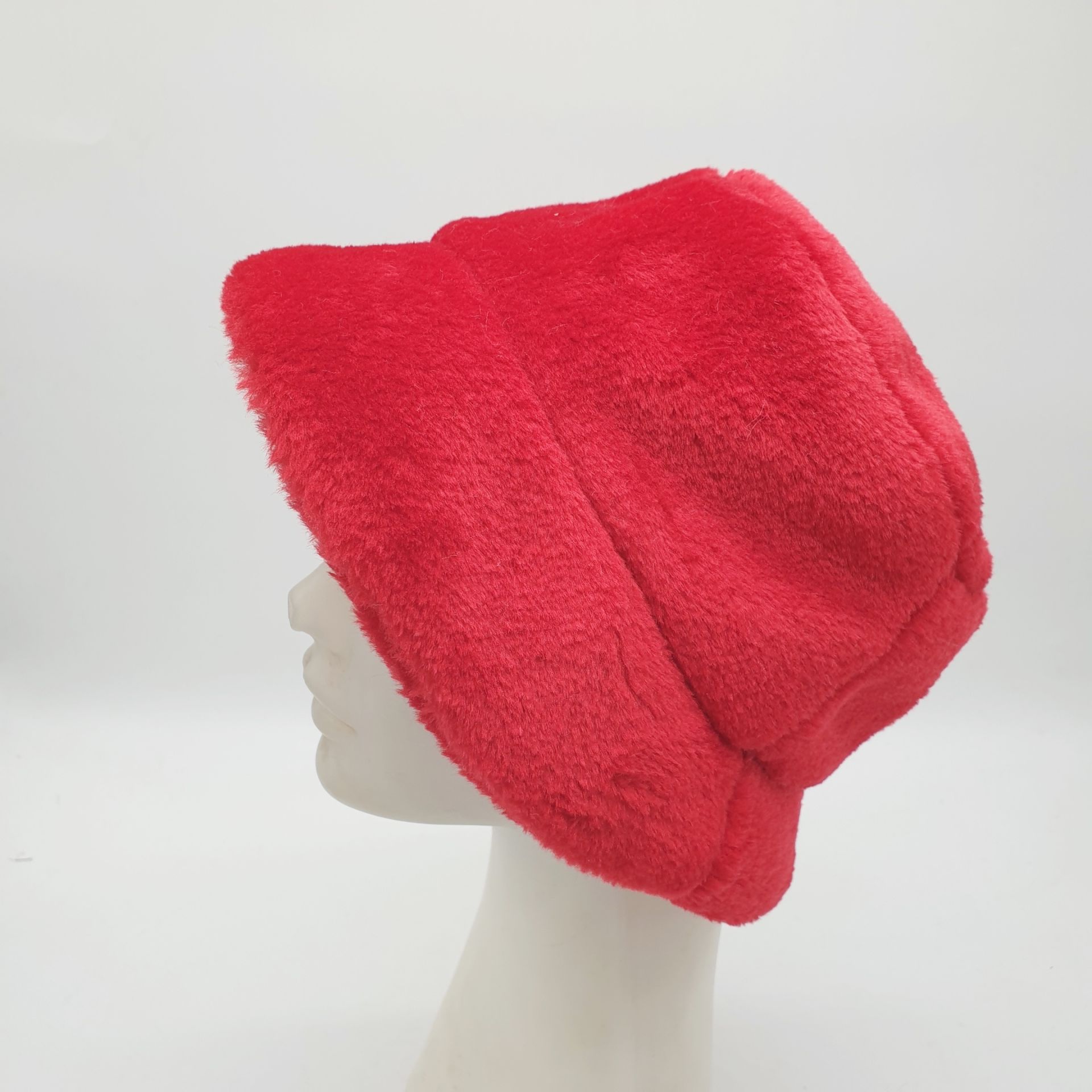 Kırmızı Renk Peluş Kumaş Bayan Yuvarlak Şapka