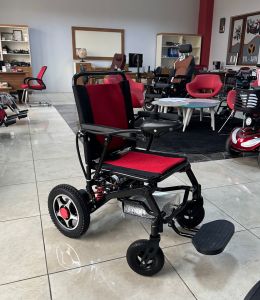 Ekonomik Lityum Pilli Hafif Akülü Tekerlekli Sandalye Uzaktan Kumandalı ve Tek Hareketle Katlanabilir